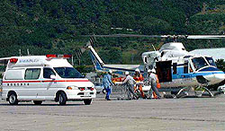 �C��ۈ����̃w���R�v�^�[������h���̋~�}�Ԃ֊��҂������p���l�q