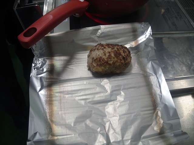 焼いたハンバーグをアルミで包む様子➀
