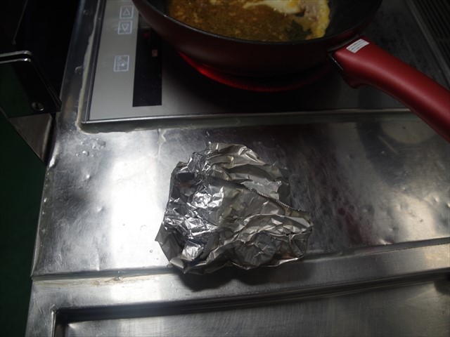 焼いたハンバーグをアルミで包む様子➁