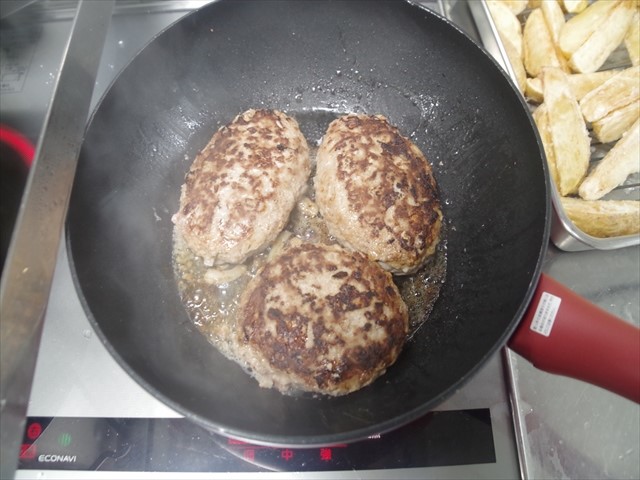 フライパンでハンバーグを焼く様子➁