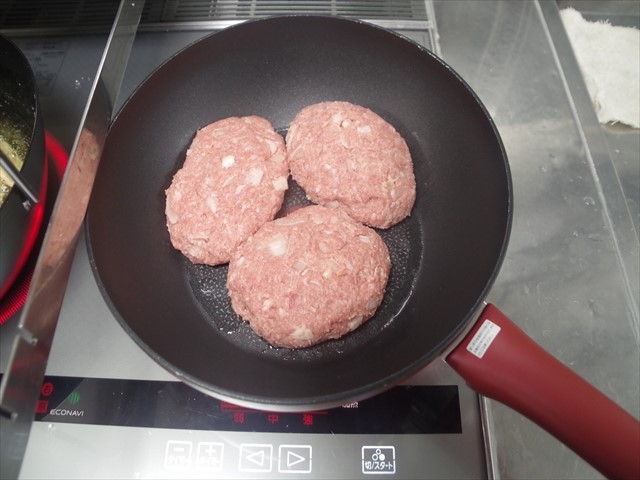 フライパンでハンバーグを焼く様子