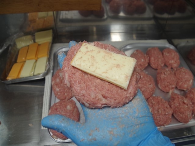 タネの空気を抜きチーズを混ぜる様子