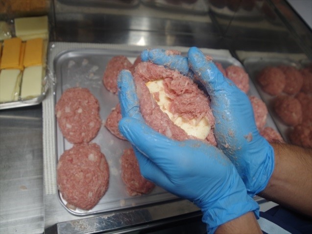 タネの空気を抜きチーズを混ぜる様子➁