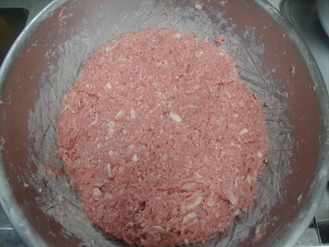 挽肉をこねている様子
