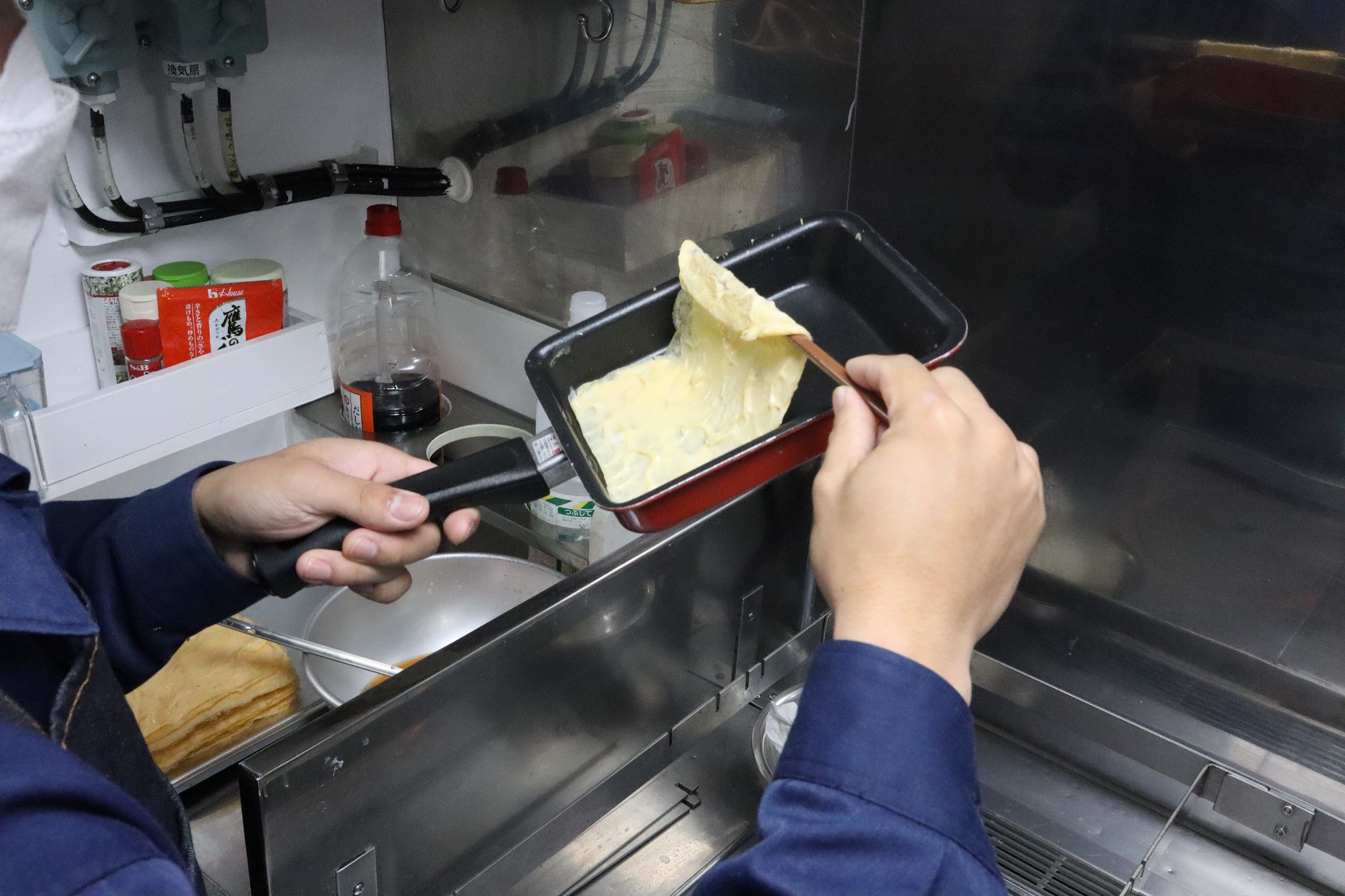 薄焼き卵を焼いている状況