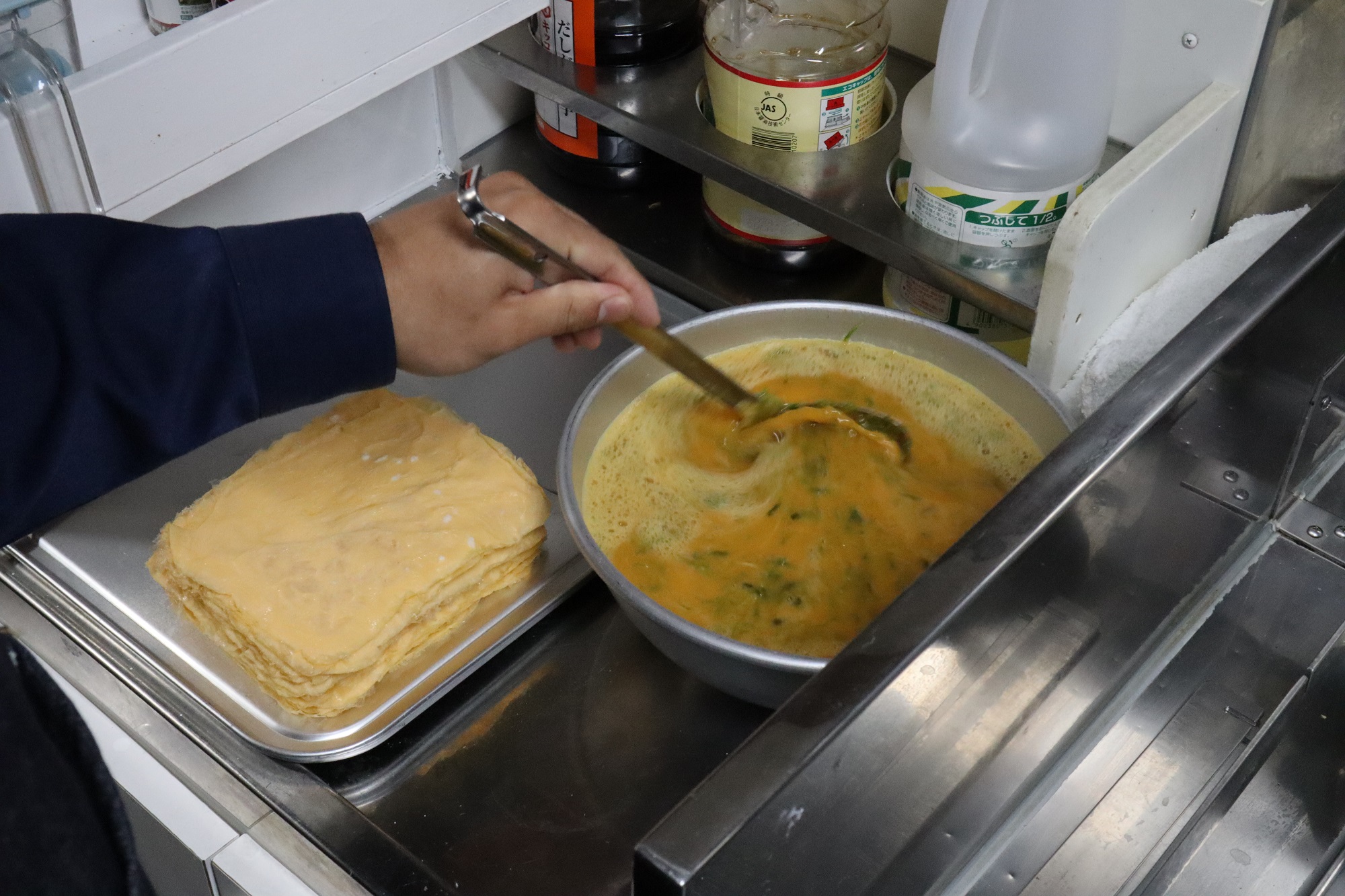 ボウルで卵を混ぜている状況