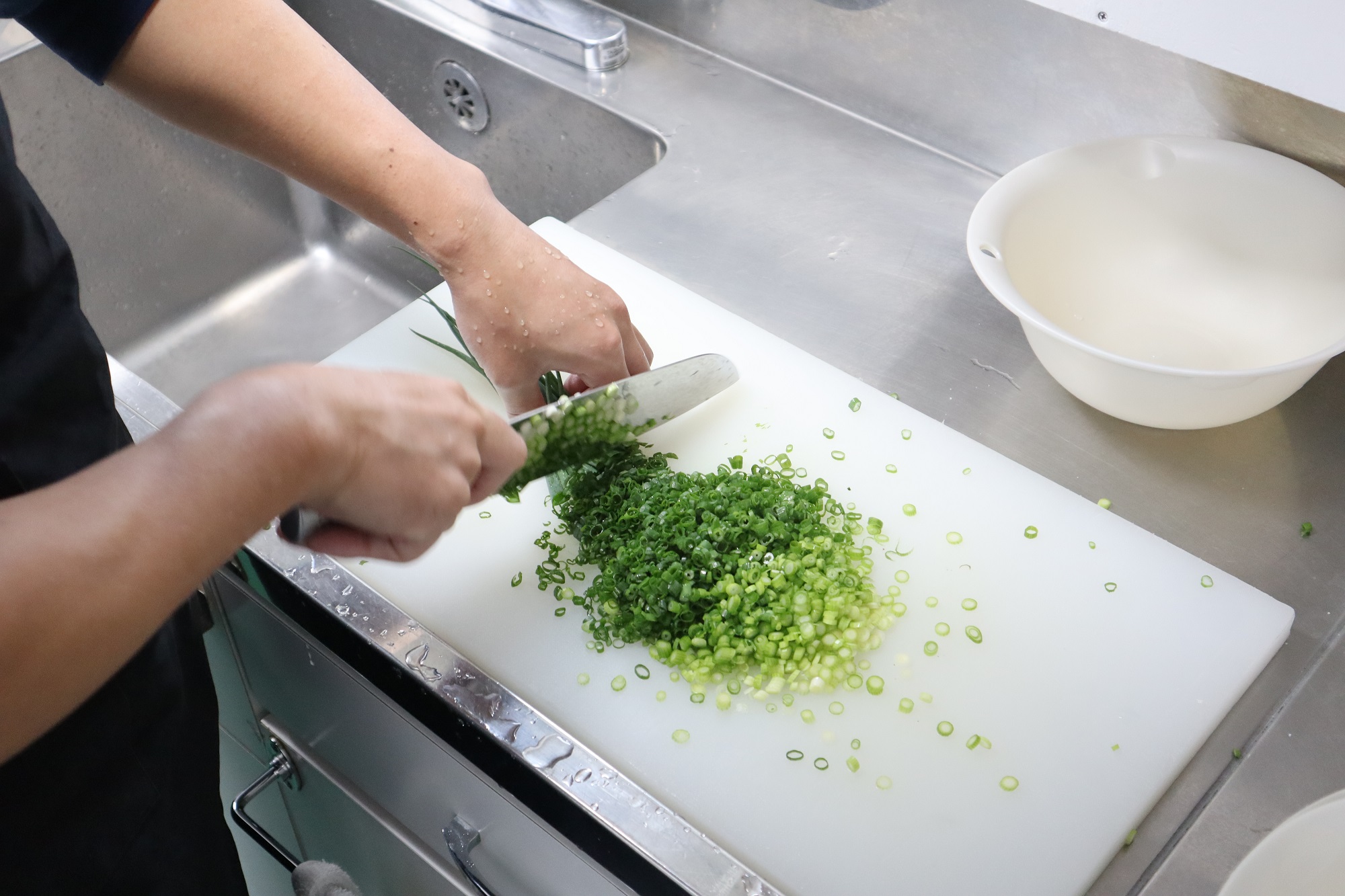 万能ねぎを小口切りにしている状況