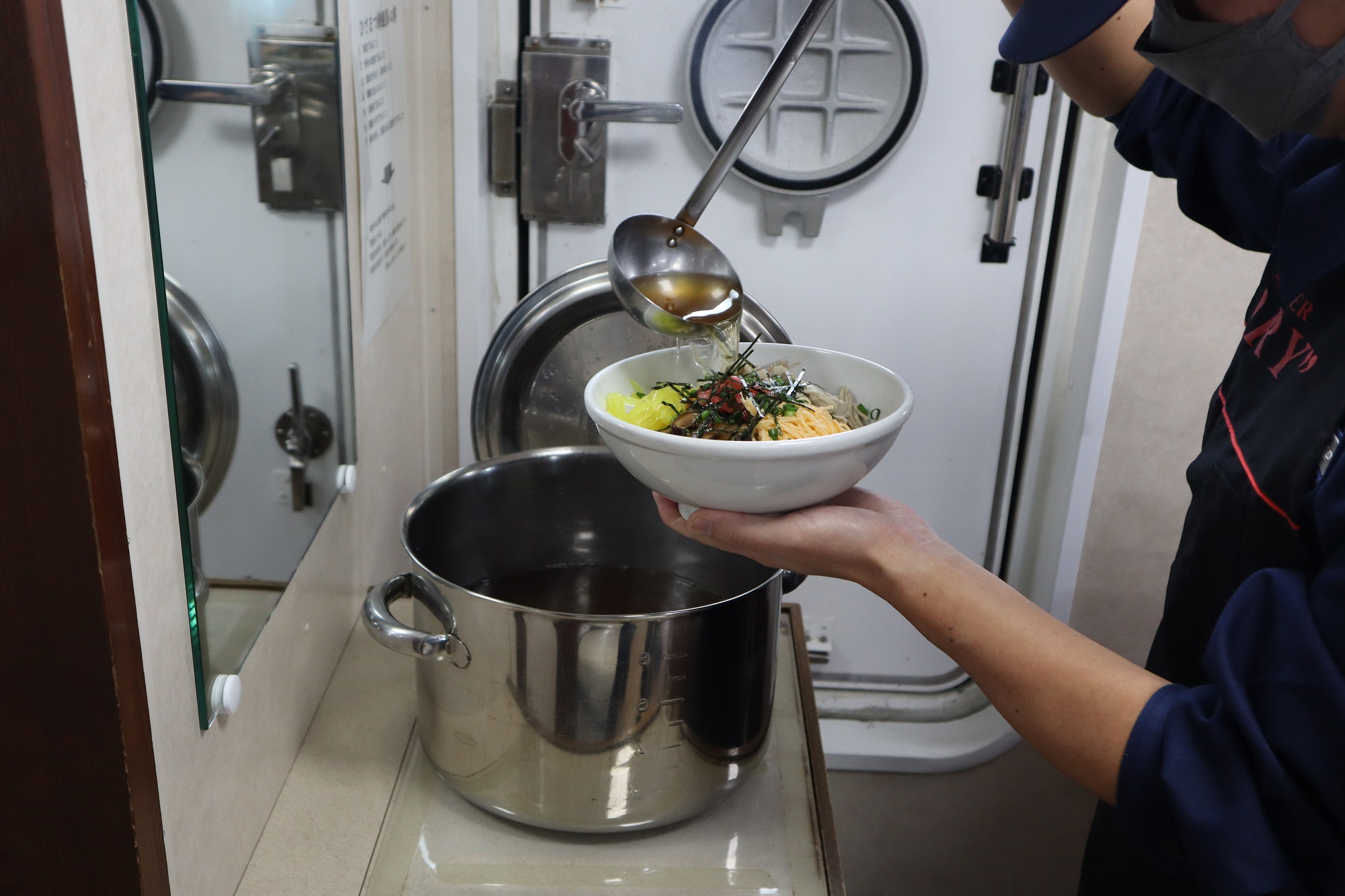 鶏飯出汁をかけている状況