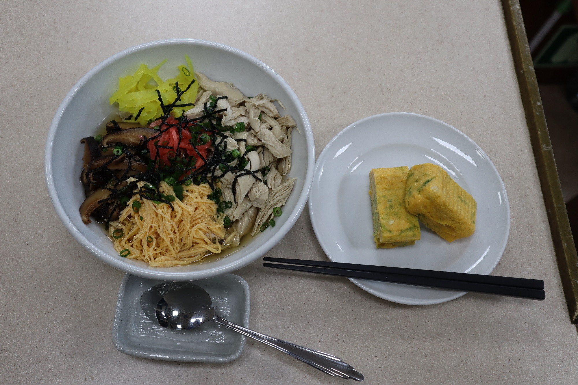 鶏飯、あおさ汁の写真