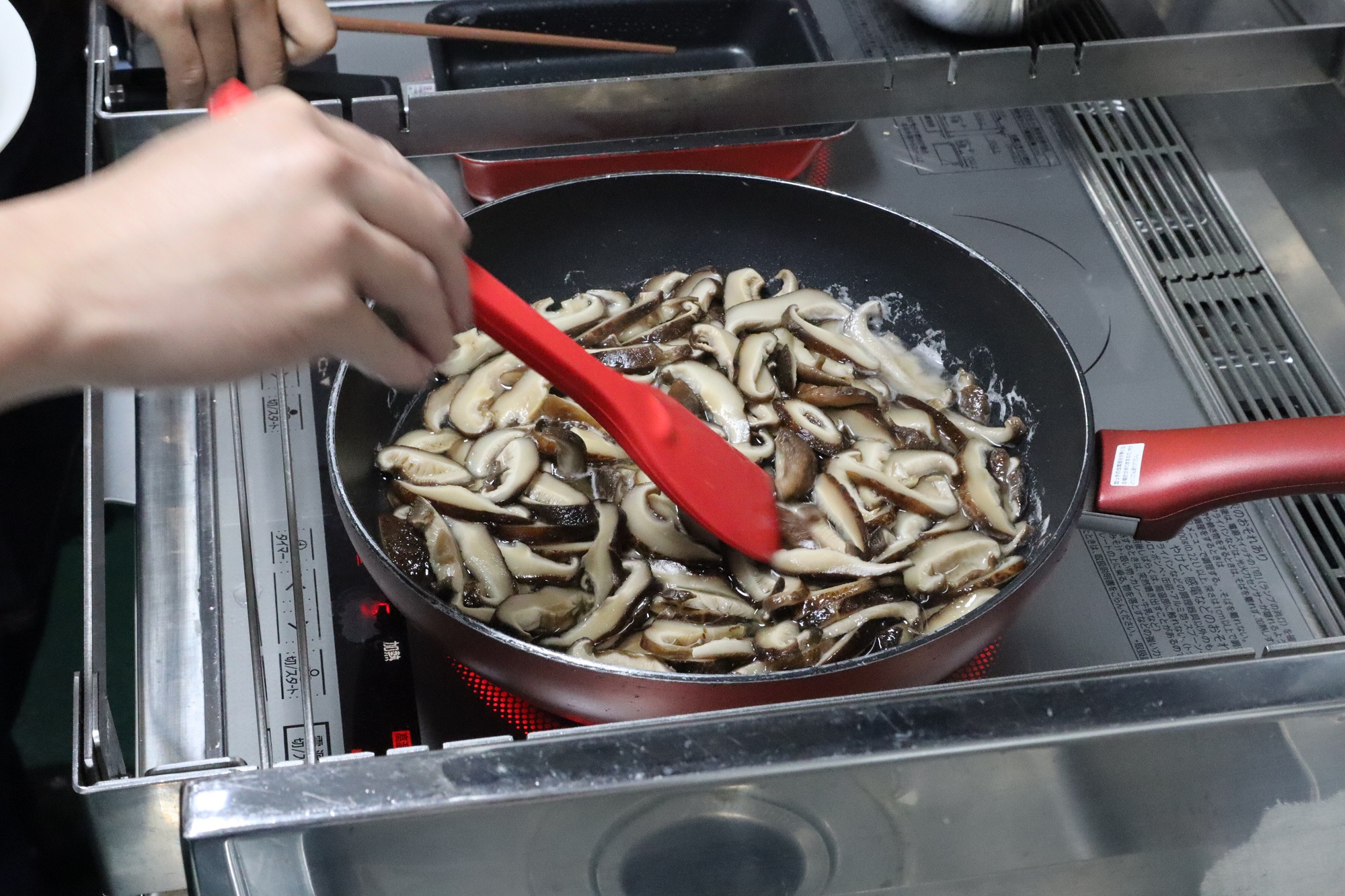 シイタケを煮立たせる状況