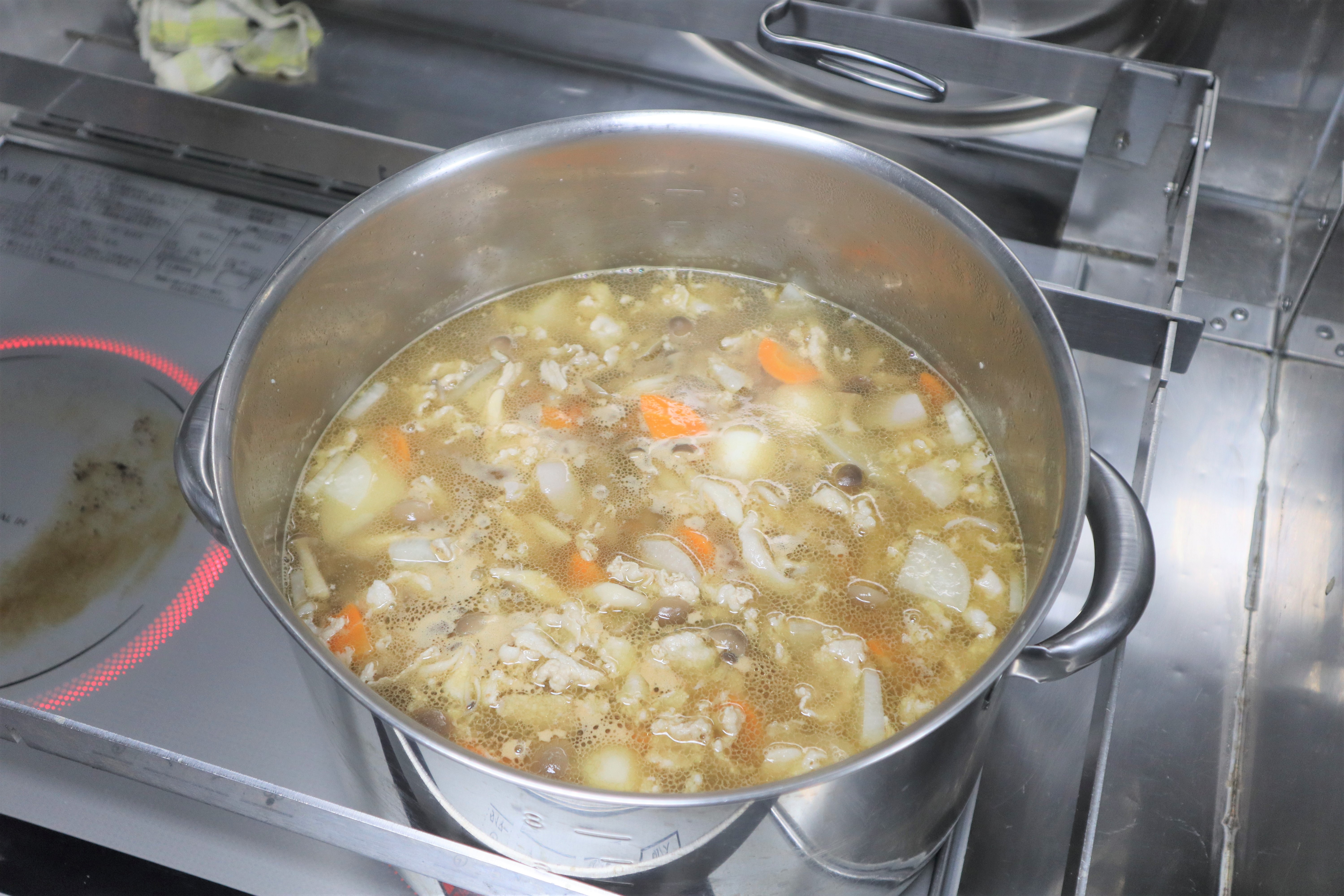 味噌を溶かし芋煮の完成