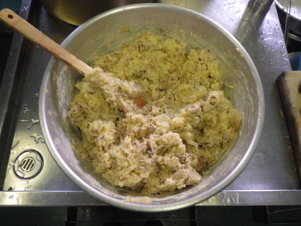 鶏といぶりがっこのポテトサラダ完成