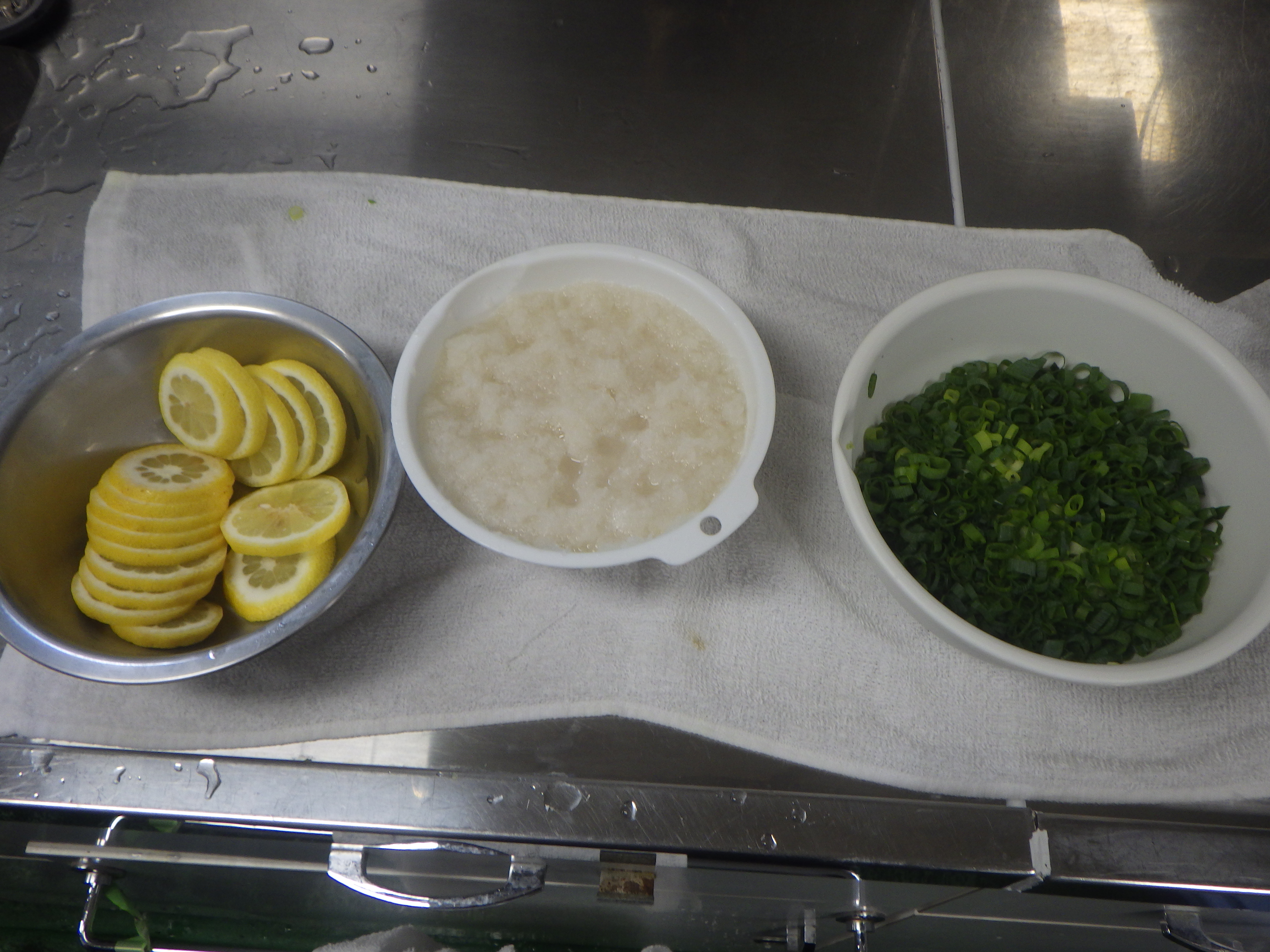 レモン輪切り、紅葉おろし、ネギを並べた写真