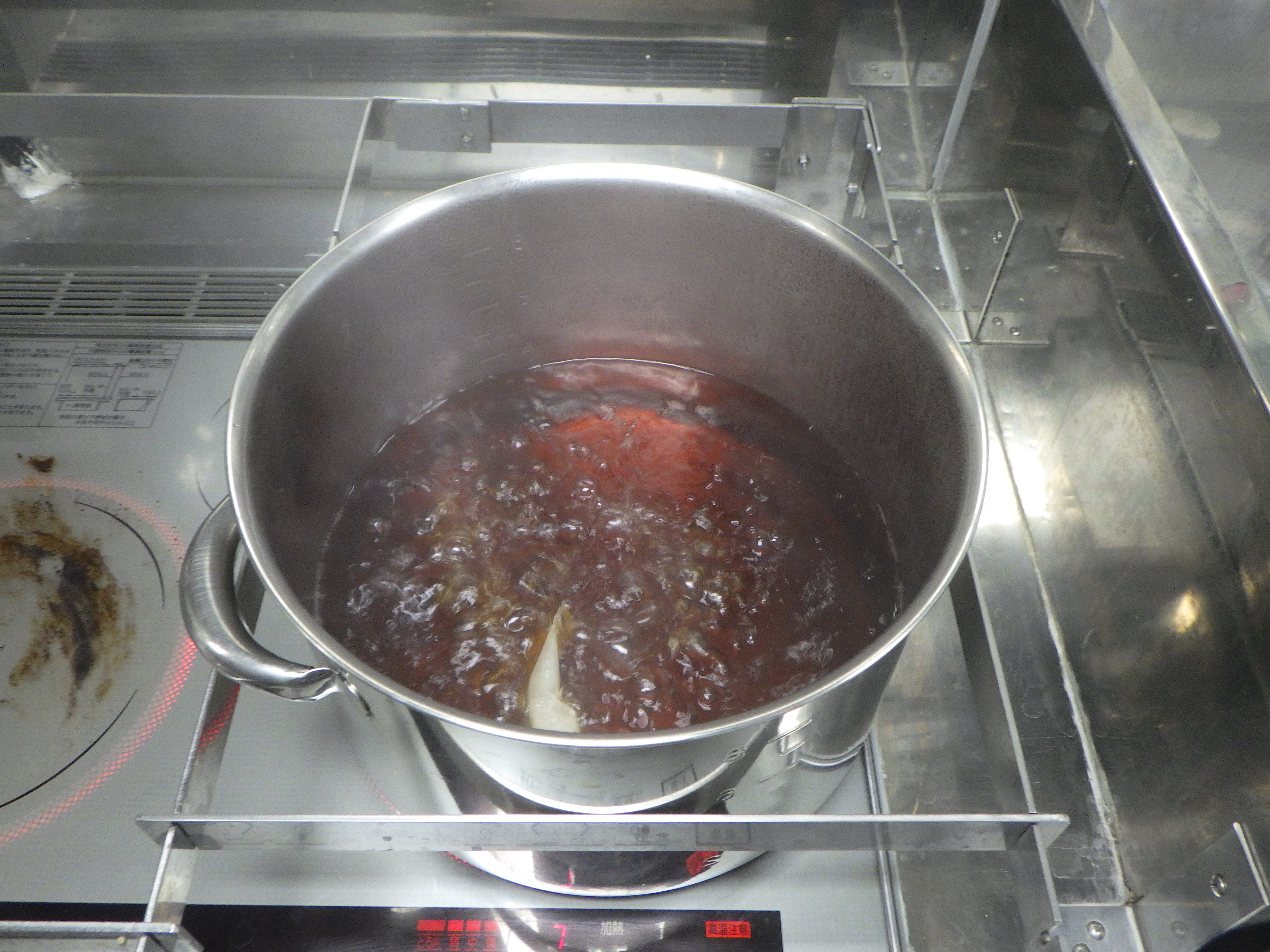 出汁、醤油、みりんを混ぜ、つゆを作ってる様子