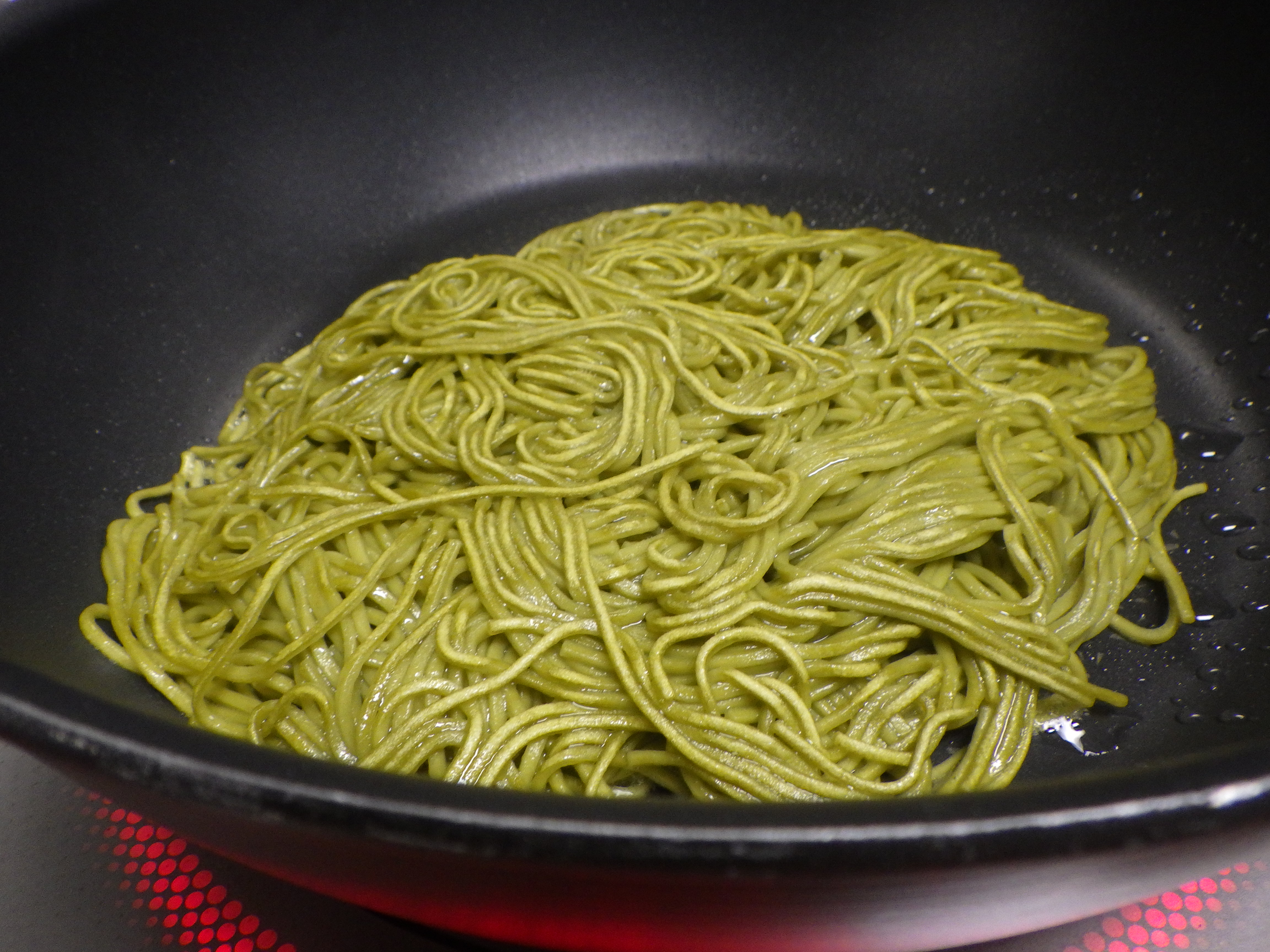 茶そばにフライパンで焼き目をつける様子