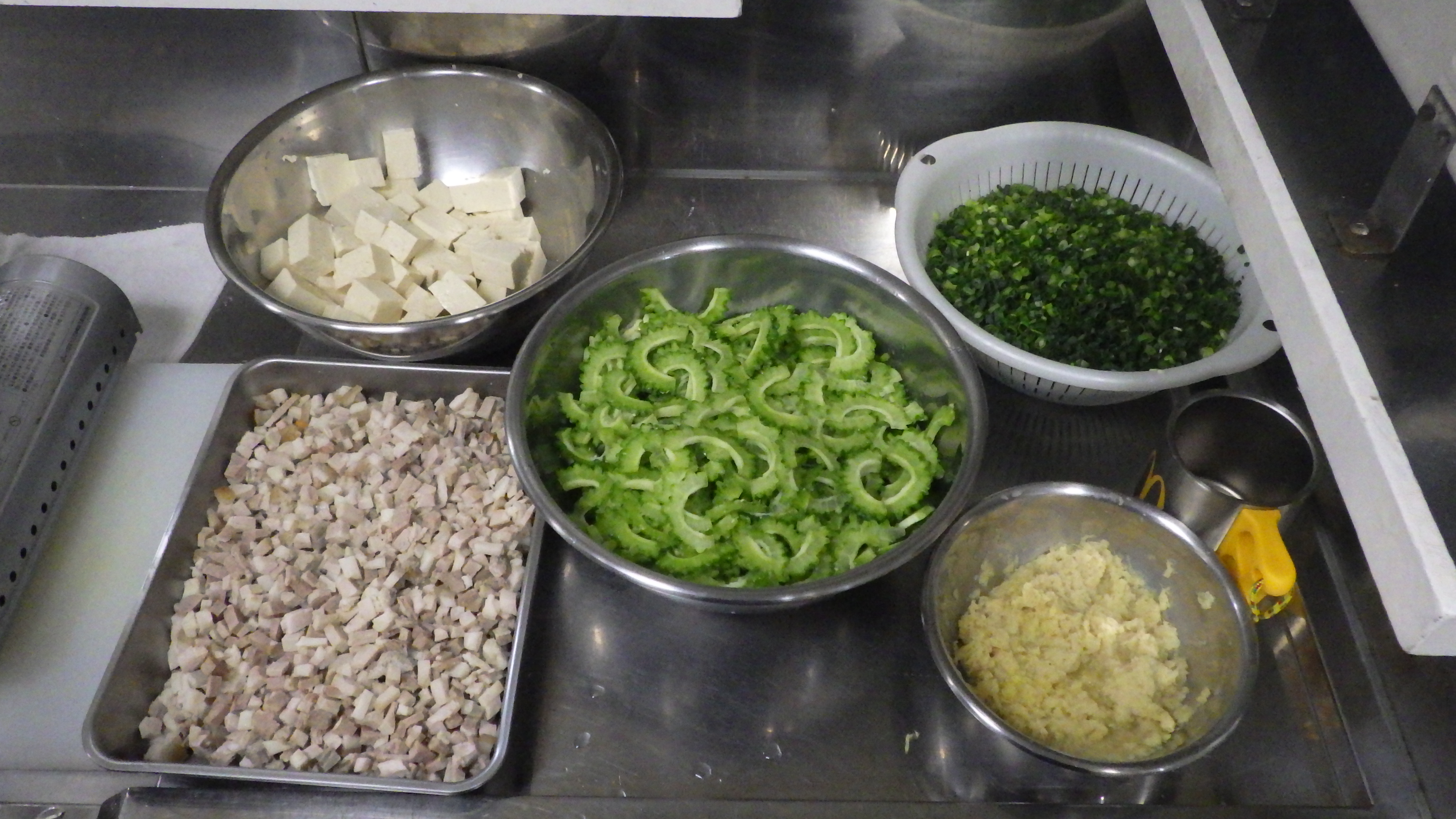 食材をキッチンに並べている様子