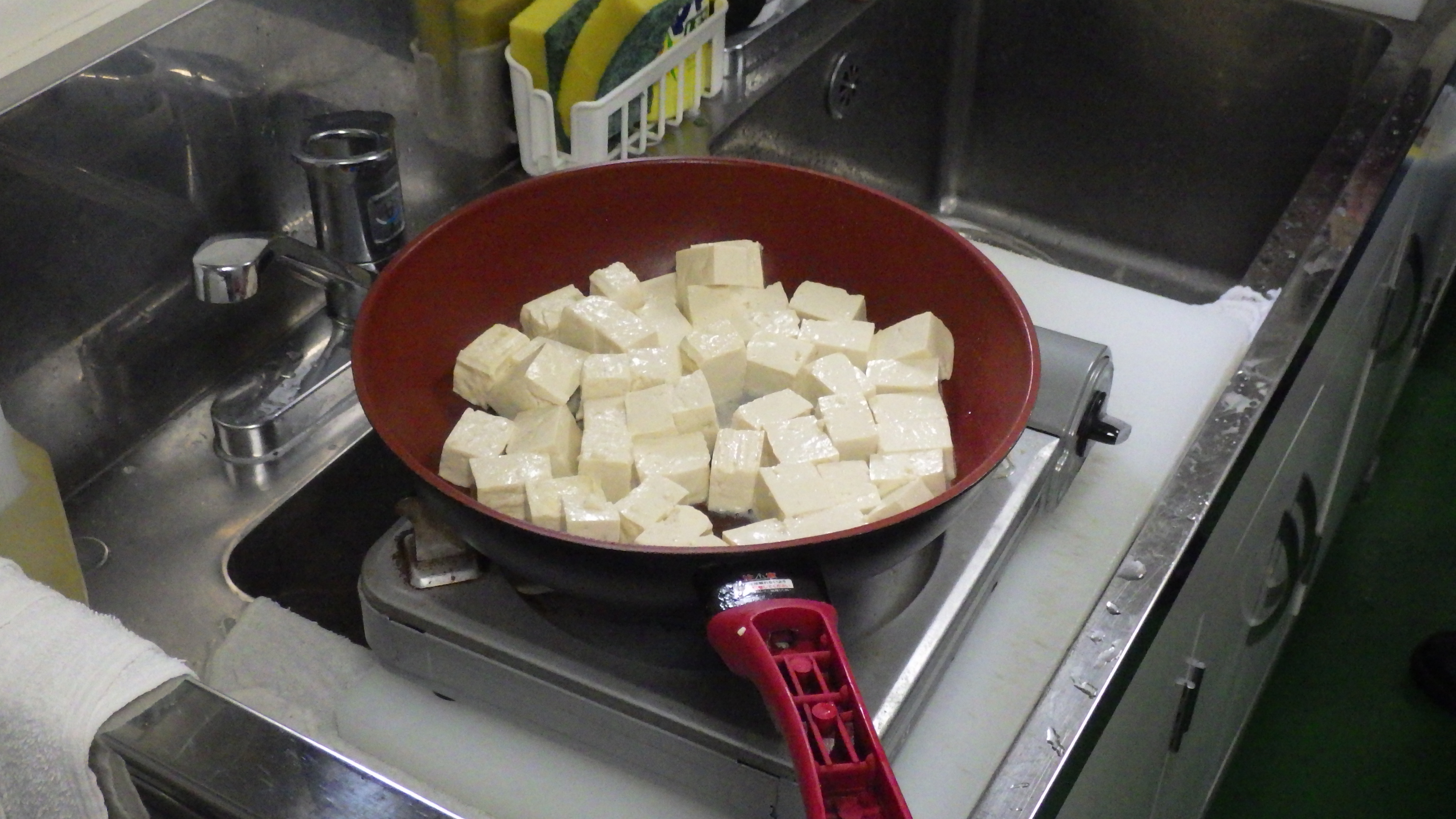 豆腐に焼き目をつけている様子