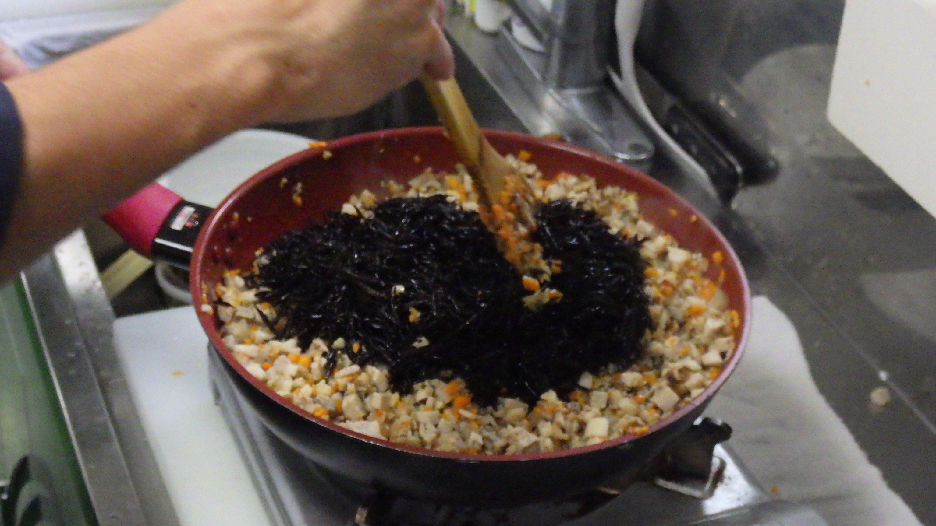 食材を混ぜ炒めている様子