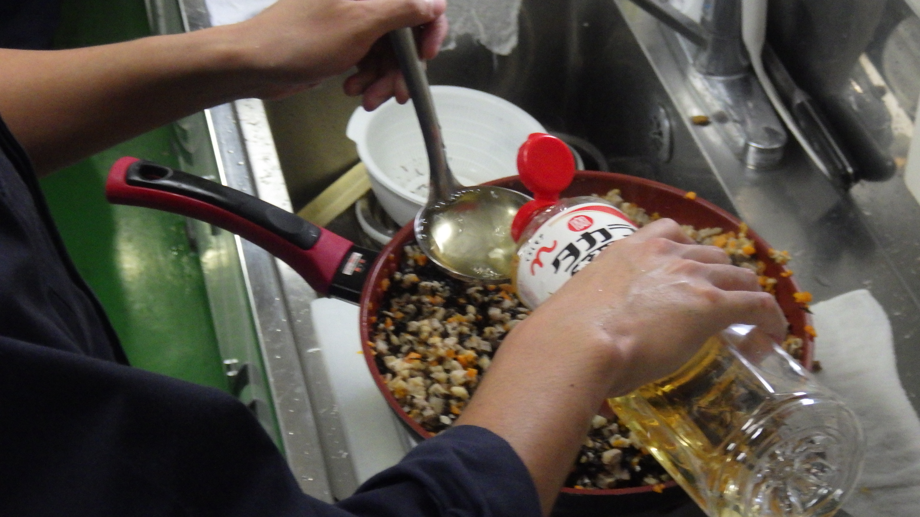 味付けをしている様子