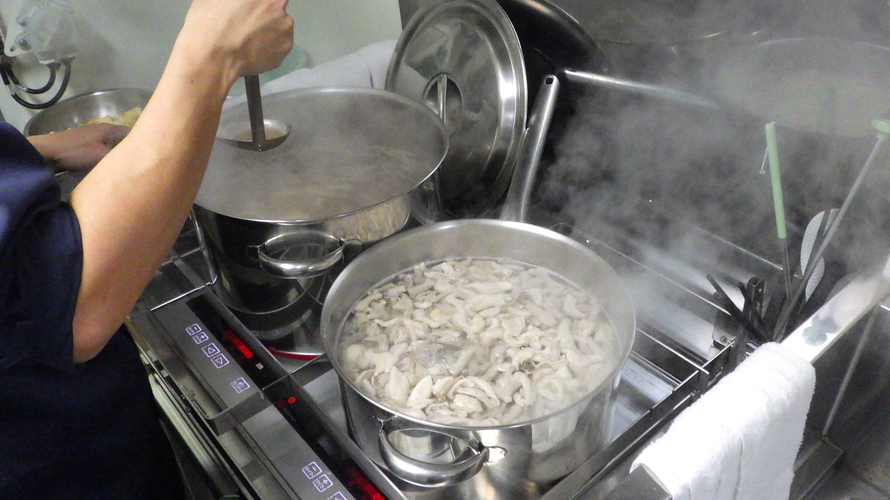 味付けをしている様子