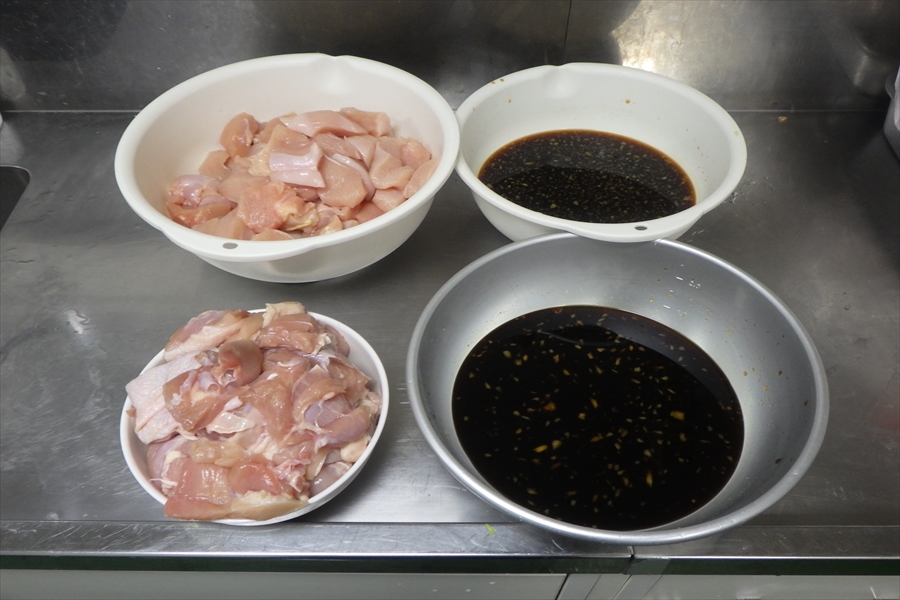 ボウルに鶏肉を漬け込む状況