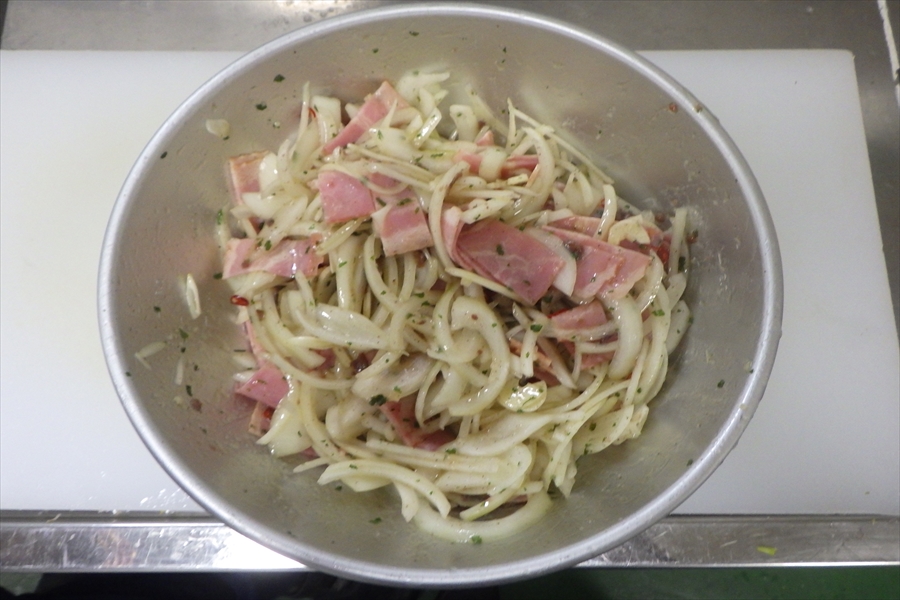 ボウルに材料を混ぜ込んでいる状況