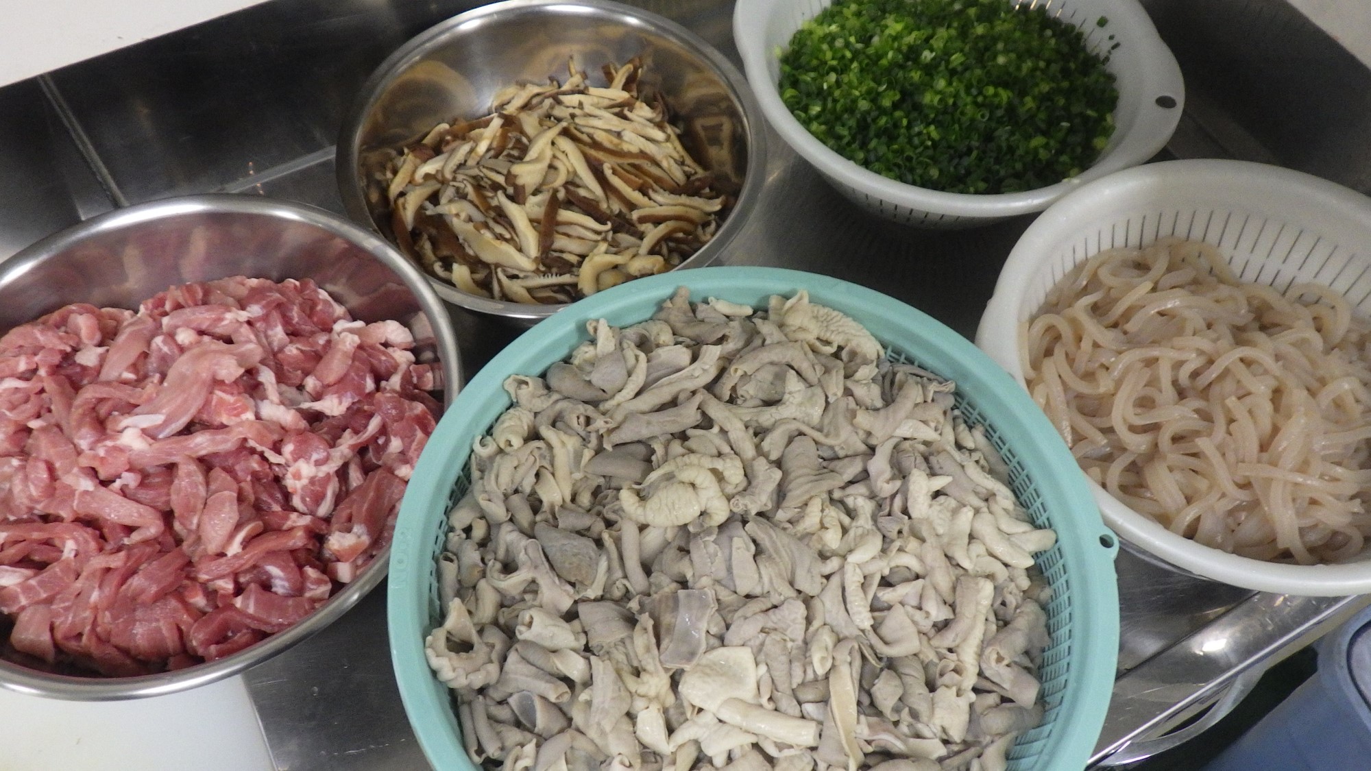 食材がキッチンに並べられている様子