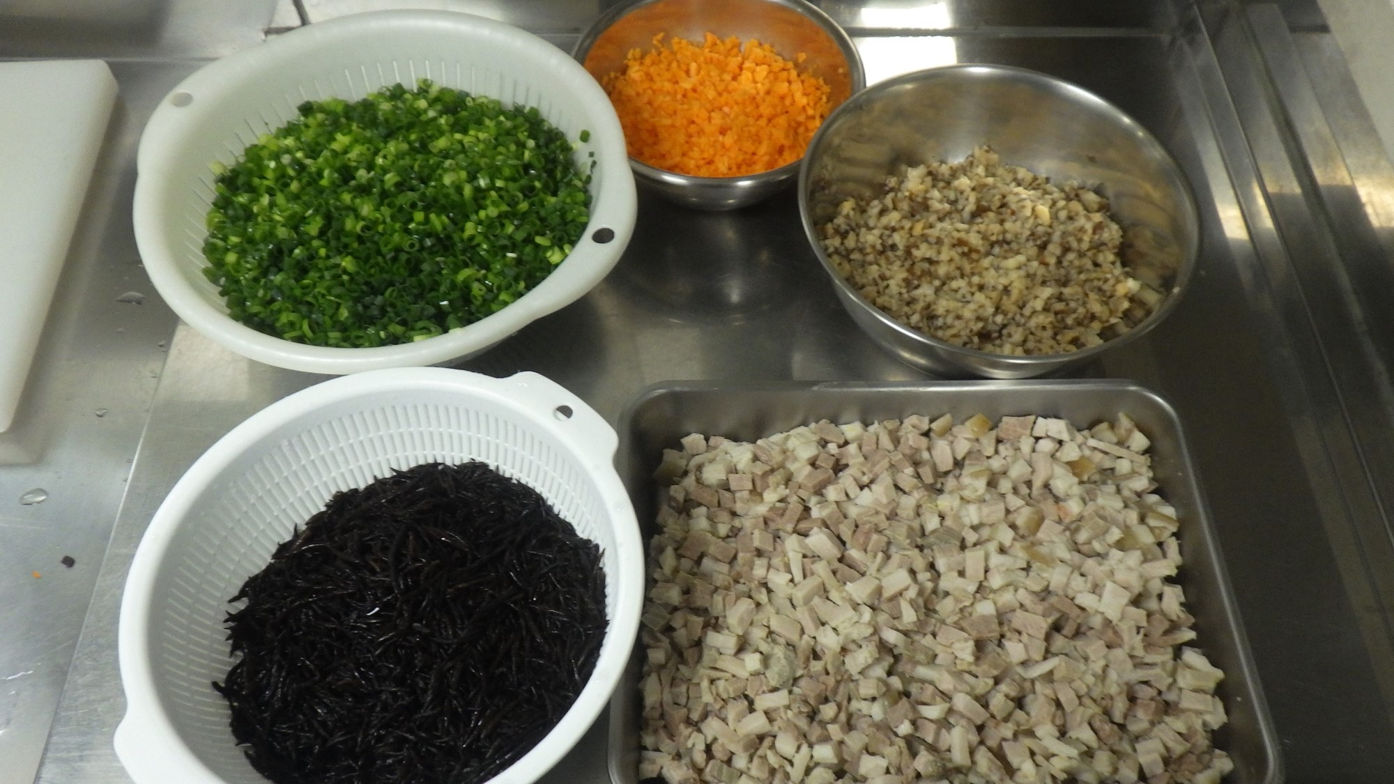 食材がキッチンに並べられている様子