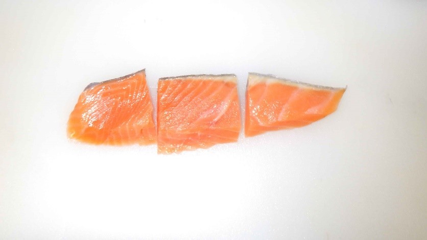 鮭の切り身を三等分に切った様子