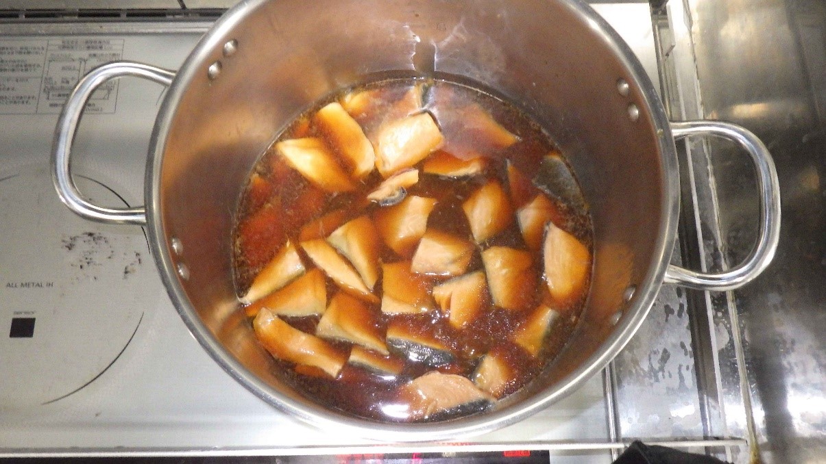 切った鮭を煮汁に入れ沸騰させる様子