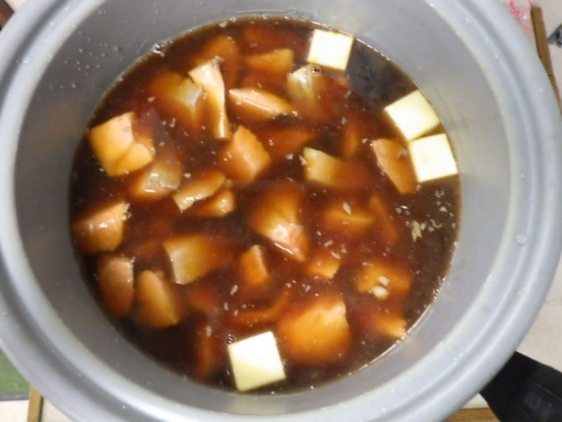 煮汁と米を入れ炊飯させる様子