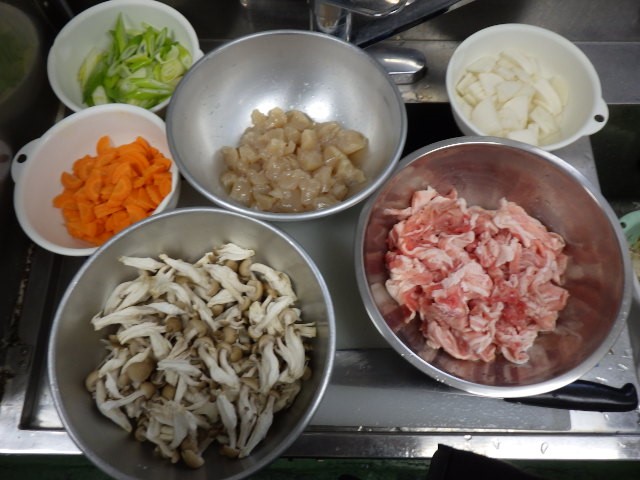 芋煮の材料を並べている様子