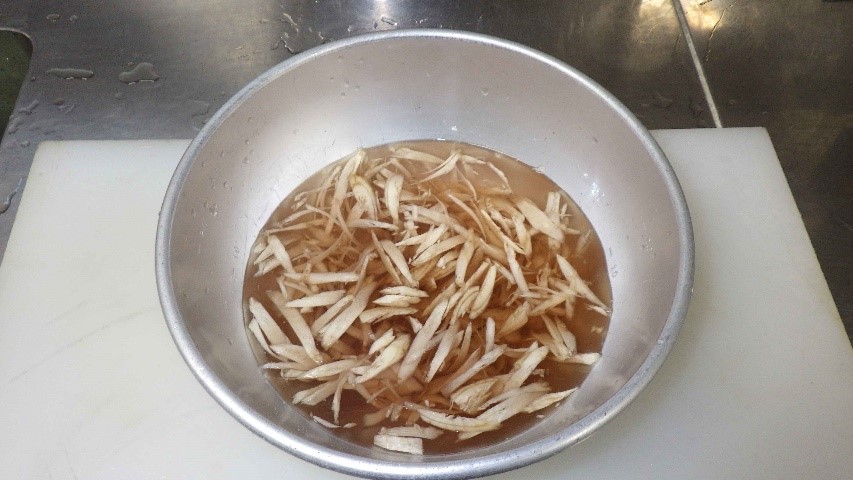 ささがきしたゴボウを水につけている様子