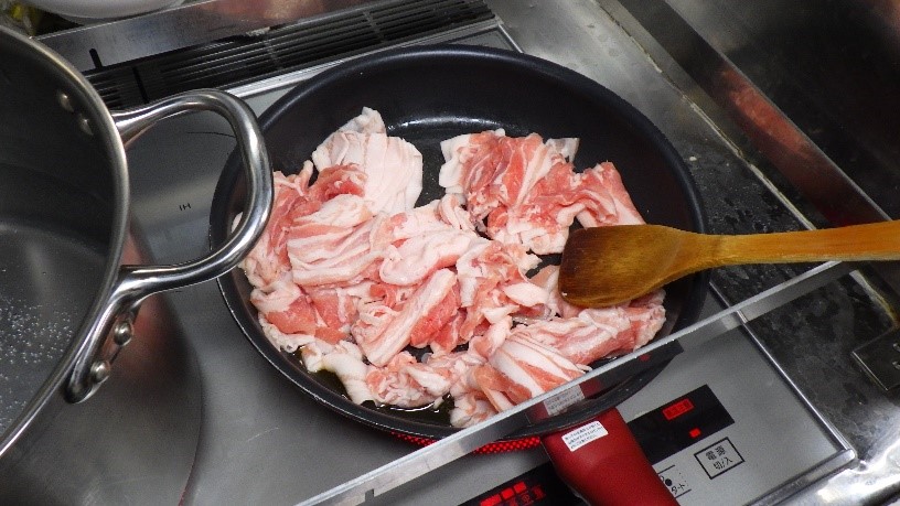 豚肉を炒める様子