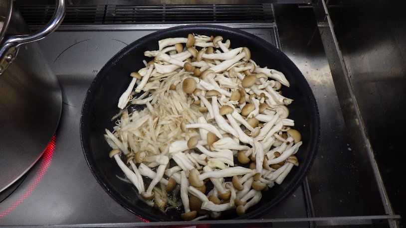 ごぼうとシメジを炒める様子