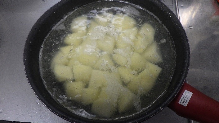 じゃがいもを茹でる様子