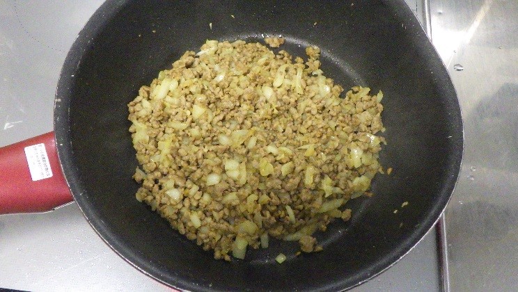 挽肉とタマネギを炒める様子