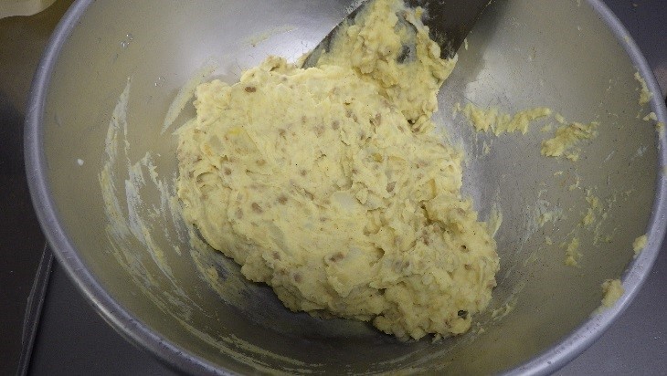 炒めたものに生クリームとカレー粉を混ぜる様子