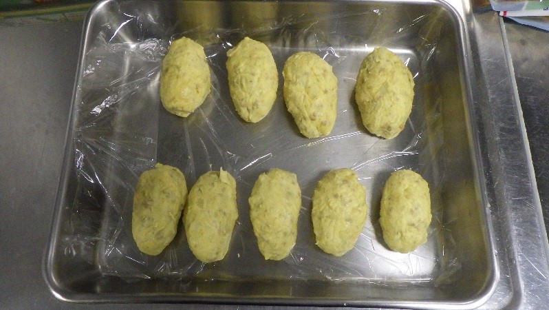 混ぜたものを俵型に整える様子