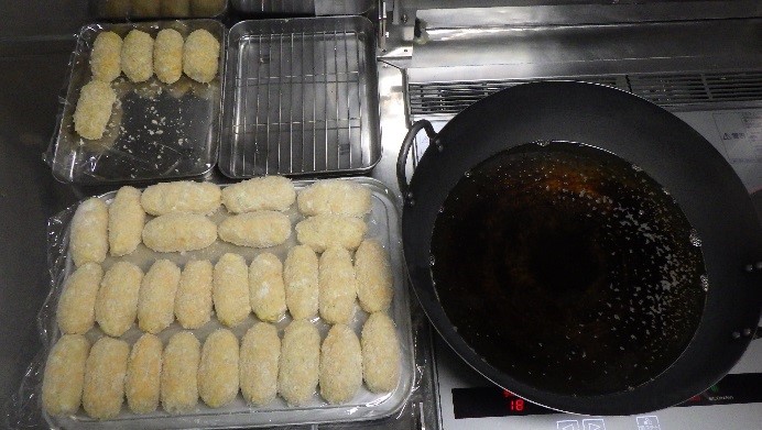 小麦粉、卵、パン粉をつけ揚げる