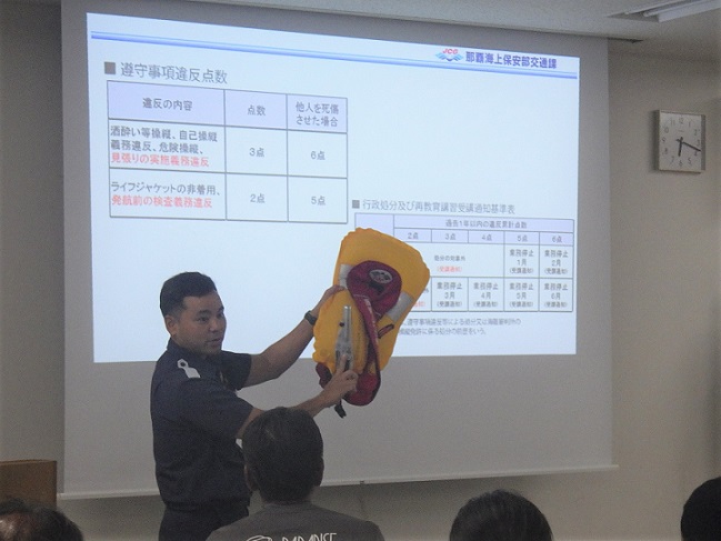 巡視船せっつ出迎え、最左翼は川村氏