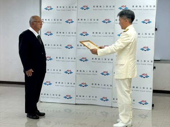 巡視船せっつ出迎え、最左翼は川村氏