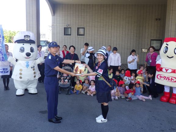 巡視船せっつ出迎え、最左翼は川村氏