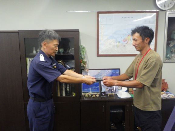 巡視船せっつ出迎え、最左翼は川村氏