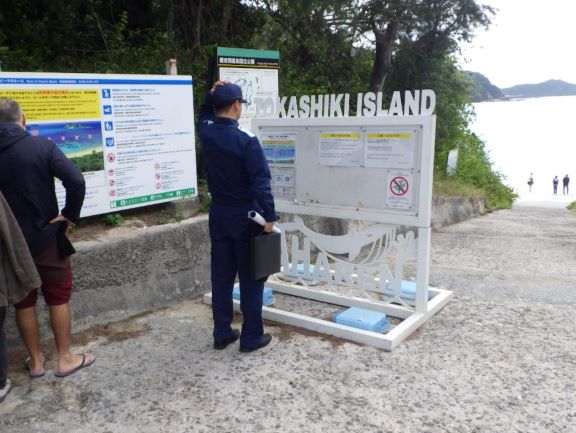 巡視船せっつ出迎え、最左翼は川村氏