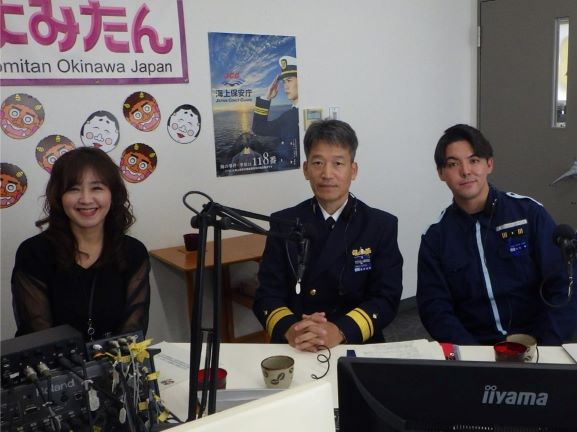 放送本番、左はパーソナリティの金城様