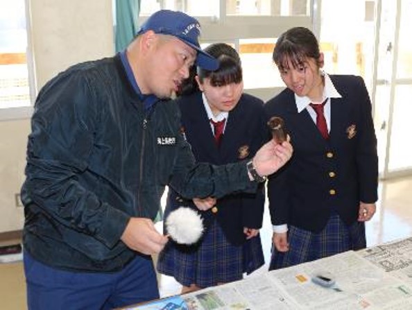 巡視船せっつ出迎え、最左翼は川村氏