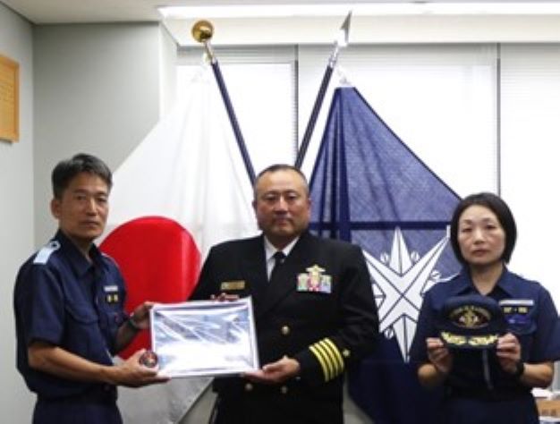 巡視船せっつ出迎え、最左翼は川村氏