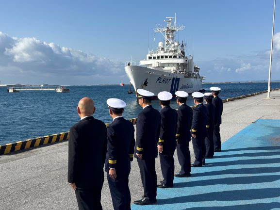 巡視船せっつ出迎え、最左翼は川村氏