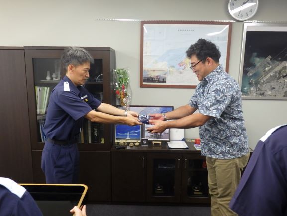 巡視船せっつ出迎え、最左翼は川村氏